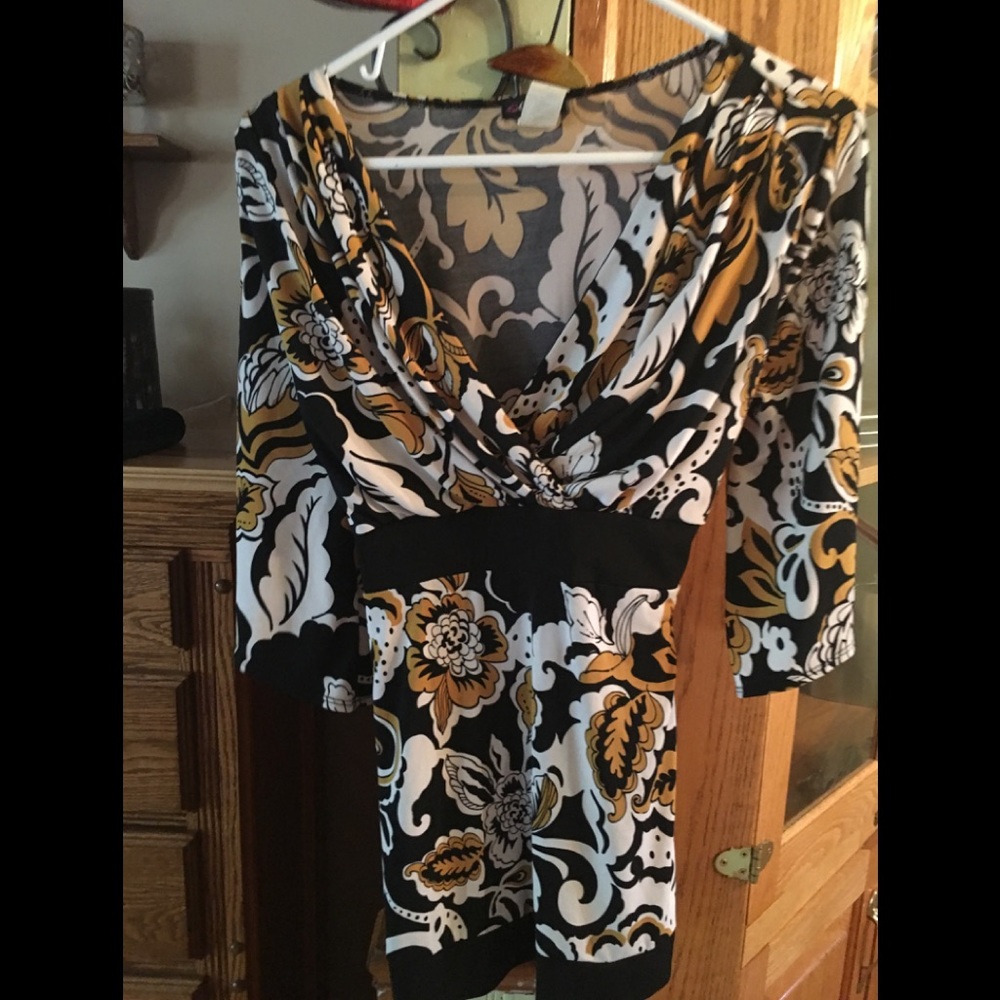 EUC Blouse! Super cute. Ties in back